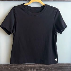 Vuori women’s size small tee with stretch
